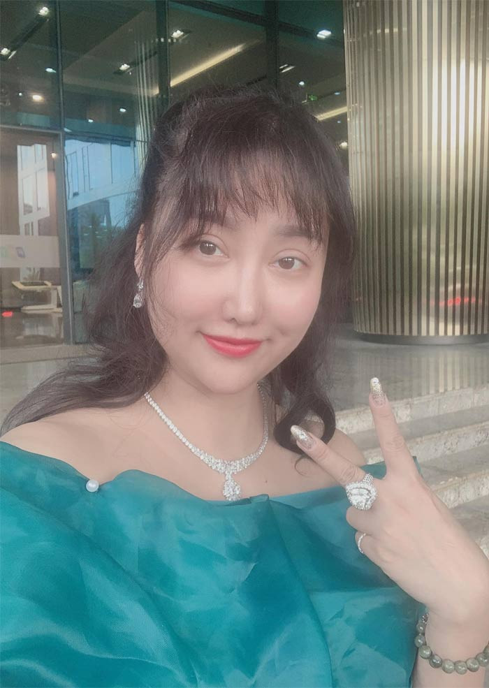 "Mỗi ngày, tôi bỏ ra từ 4 đến 6 tiếng để làm việc với khách hàng. Khi xong việc, tôi lại lên mạng livestream chia sẻ 'gỡ rối tơ lòng' cho nhiều chị em phụ nữ", Người đẹp sinh năm 1982 chia sẻ.