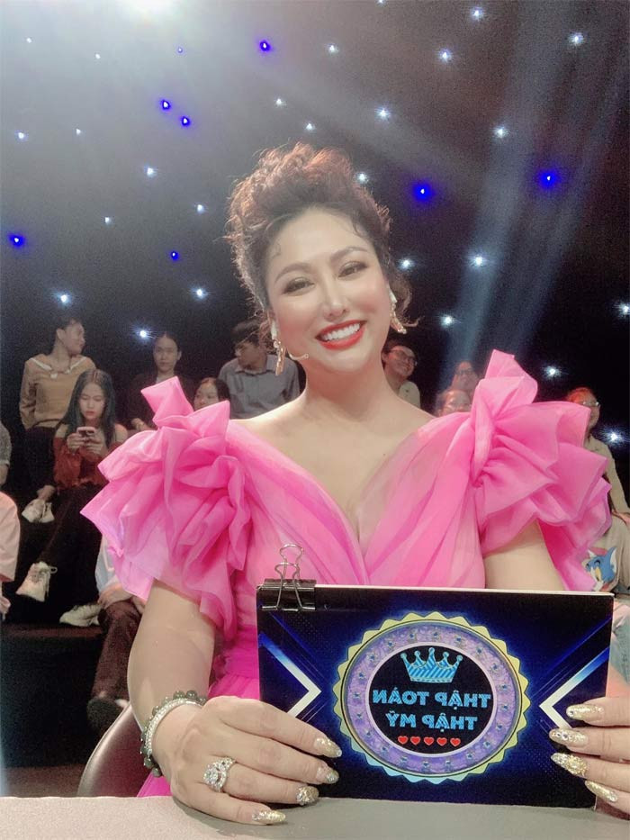 Ngoài ra, bà mẹ một con cũng rất tích cực kinh doanh và xuất hiện trên các chương trình giải trí để khán giả khỏi quên mặt.