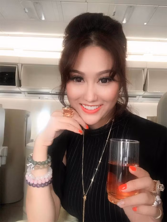 "Có bạn chỉ là 9x, thậm chí 2k nhỏ hơn gần 20 tuổi nói muốn được làm quen tôi. Nhưng một người phụ nữ trải qua hai đời chồng và một đứa con cũng phải biết sự lựa chọn nào là phù hợp cho mình...", Phi Thanh Vân trải lòng với Vietnamnet.