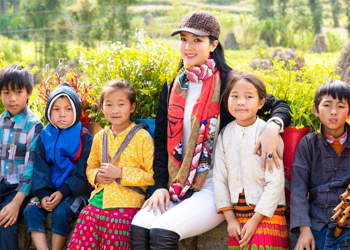 Càng mặc trang phục giản dị, Giáng My lại càng trẻ trung hơn.