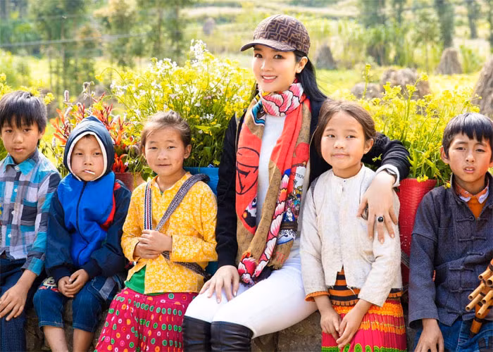 Càng mặc trang phục giản dị, Giáng My lại càng trẻ trung hơn.