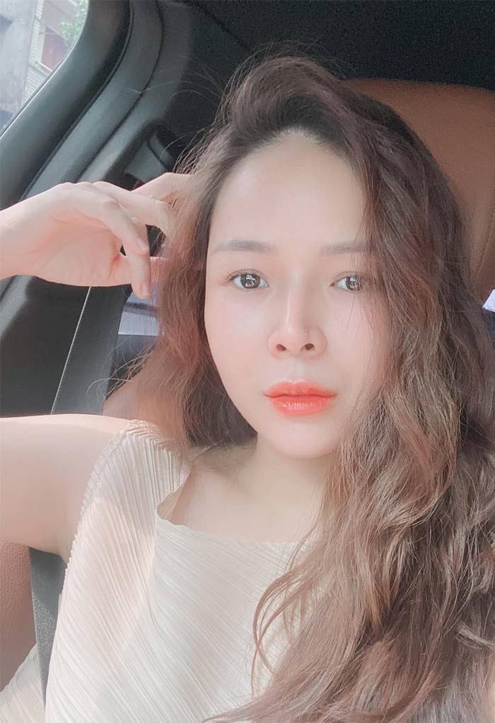 Nữ diễn viên sinh năm 1986 từng chia sẻ vì sở hữu một khuôn mặt không hiền nên cô thường đạo diễn giao những vai ác trên phim, nhưng ngoài đời thì khác. "Mặt tôi nhìn không hiền nên thường đóng những vai ác, phản diện nhưng ngoài đời tôi rất hiền".