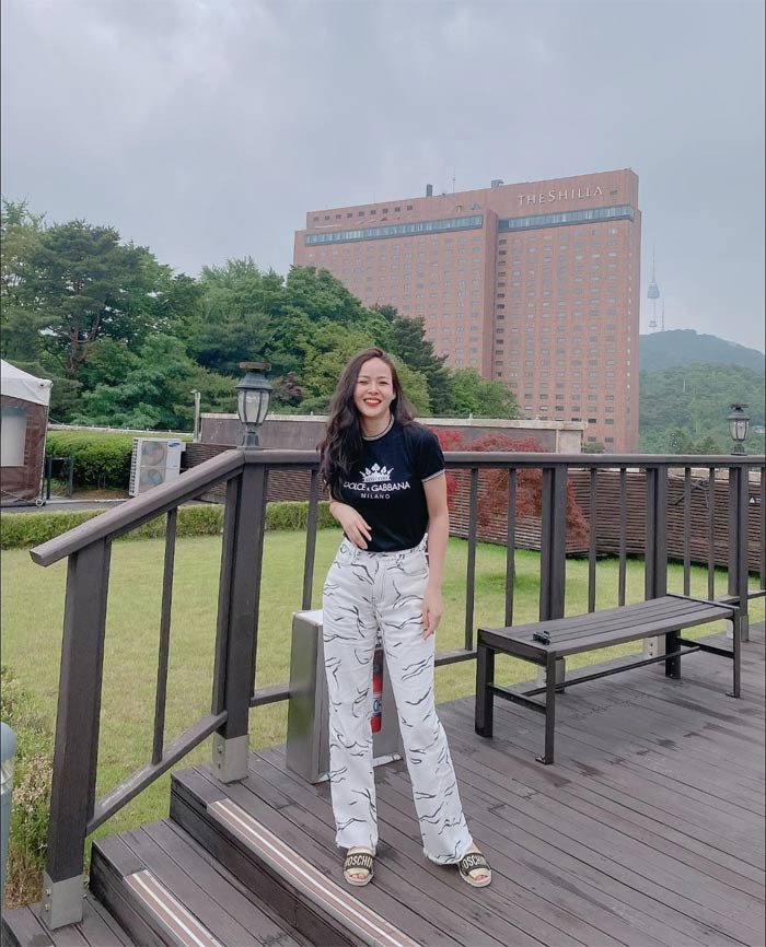 "Chồng tôi là người đàn ông nhu mì, hiền lành, thích nhường vợ trong cuộc sống hàng ngày. Nhưng với những việc quan trọng, 2 vợ chồng phải tranh cãi với nhau thì anh ấy lại là người rất quyết đoán", Diễm Hương chia sẻ với VTV.