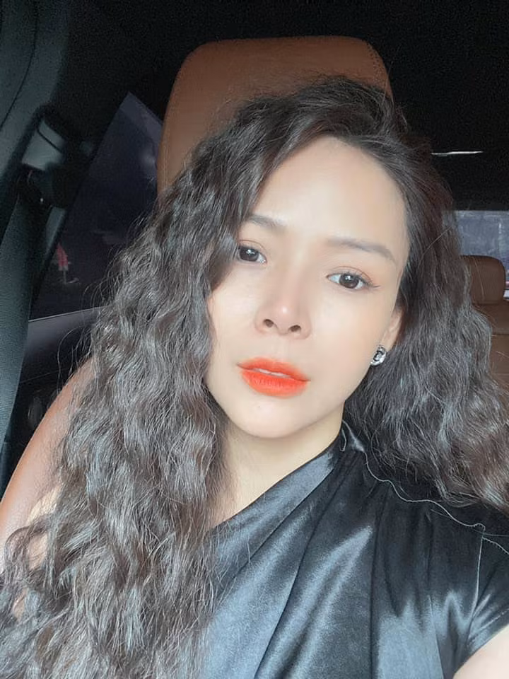 Nữ diễn viên "Gara hạnh phúc" tâm sự, cô hạnh phúc với cuộc hôn nhân hiện tại vì chồng rất hiểu, quan tâm và nhường nhịn mình.