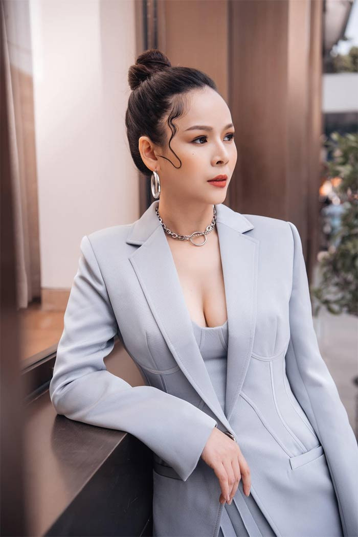 Diễm Hương hiện công tác tại Nhà hát kịch Việt Nam và là gương mặt quen thuộc với khán giả truyền hình qua các vai diễn trong phim "Hôn nhân trong ngõ hẹp", "Những nhân viên gương mẫu"...