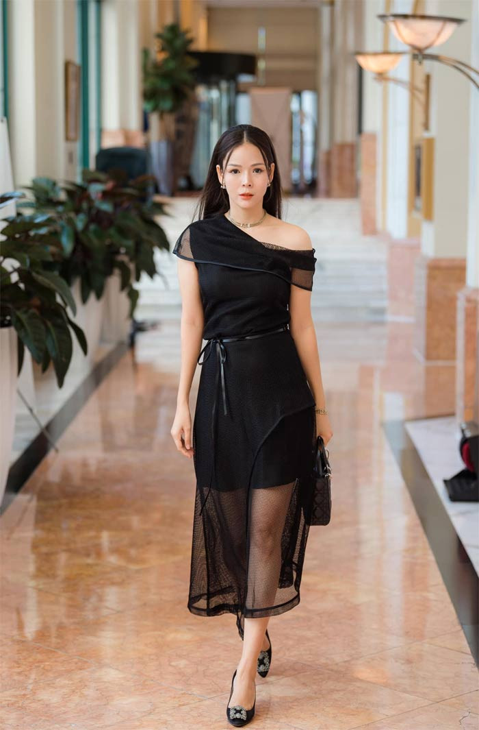  Diễm Hương thường gây ấn tượng với khán giả bởi những vai diễn có tính cách đanh đá, thậm chí là những vai người thứ ba. Mới nhất, cô vào vai Cẩm Khê - người phụ nữ giàu có cặp kè trai trẻ trong bộ phim "Gara hạnh phúc".