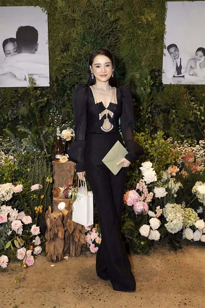 Nhã Phương - Hương Giang đụng hàng váy hở bạo, ai xinh hơn? Nha Phuong - Huong Giang dung hang vay ho bao, ai xinh hon?