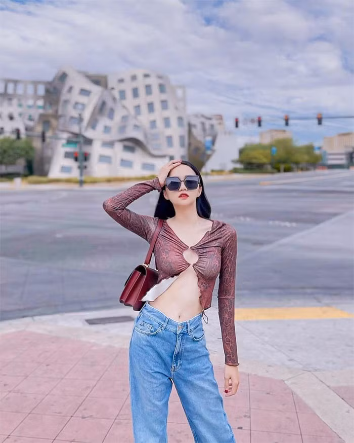 Thời trang đời thường của Hương Giang cũng sexy không kém khi đi dự sự kiện. (Ảnh: FBNV)