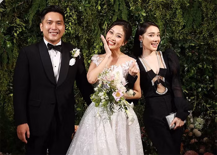 Nhìn kỹ thì thấy bộ jumpsuit này giống hệt trang phục mà Hoa hậu chuyển giới Hương Giang mặc trong một sự kiện cách đó không lâu. (Ảnh: 2dep.vn)