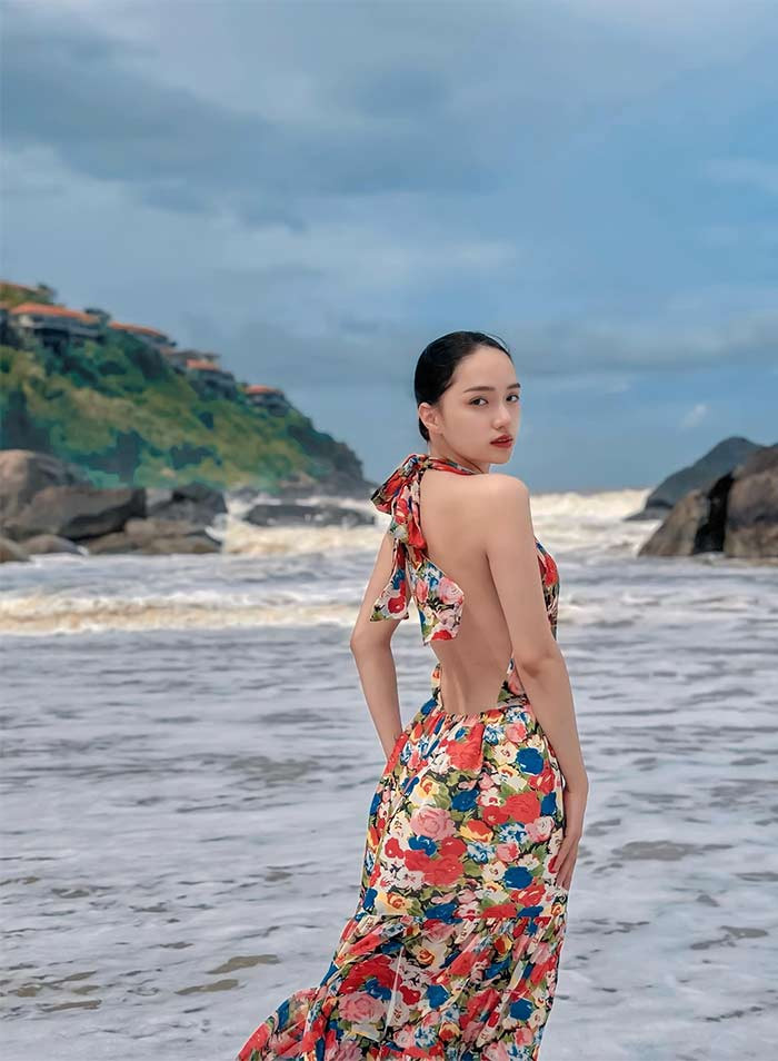 Những thiết kế khoe lưng trần giúp Hương Giang thêm phần nữ tính và quyến rũ. (Ảnh: FBNV)