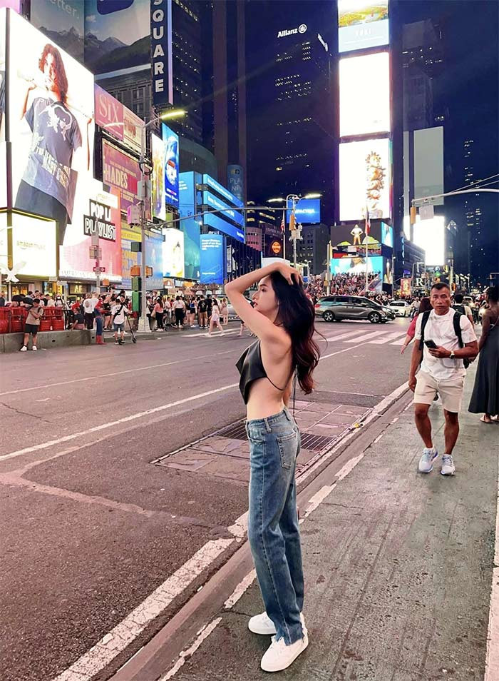 Không chỉ thích khoe vòng 1, người đẹp sinh năm 1992 còn thích khoe lưng trần. (Ảnh: FBNV)