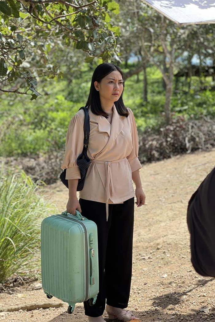 Sau khi lấy lại tinh thần, Ngọc Lan trở lại với công việc, cô tham gia nhiều dự án phim như: "Luật trời", "Trói buộc yêu thương", "Mặt nạ gương", "Mẹ rơm"... (Ảnh: FBNV)