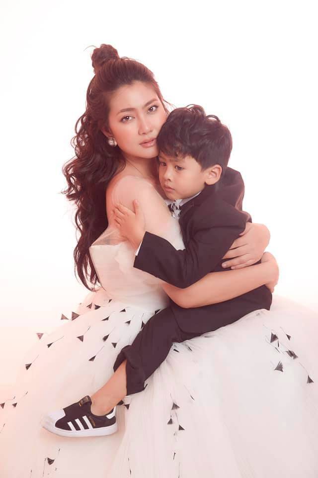 Nữ diễn viên "Mẹ rơm" chia sẻ cô sẽ không tái hôn, vì không muốn người ngoài can dự vào việc dạy dỗ con trai. (Ảnh: FBNV)