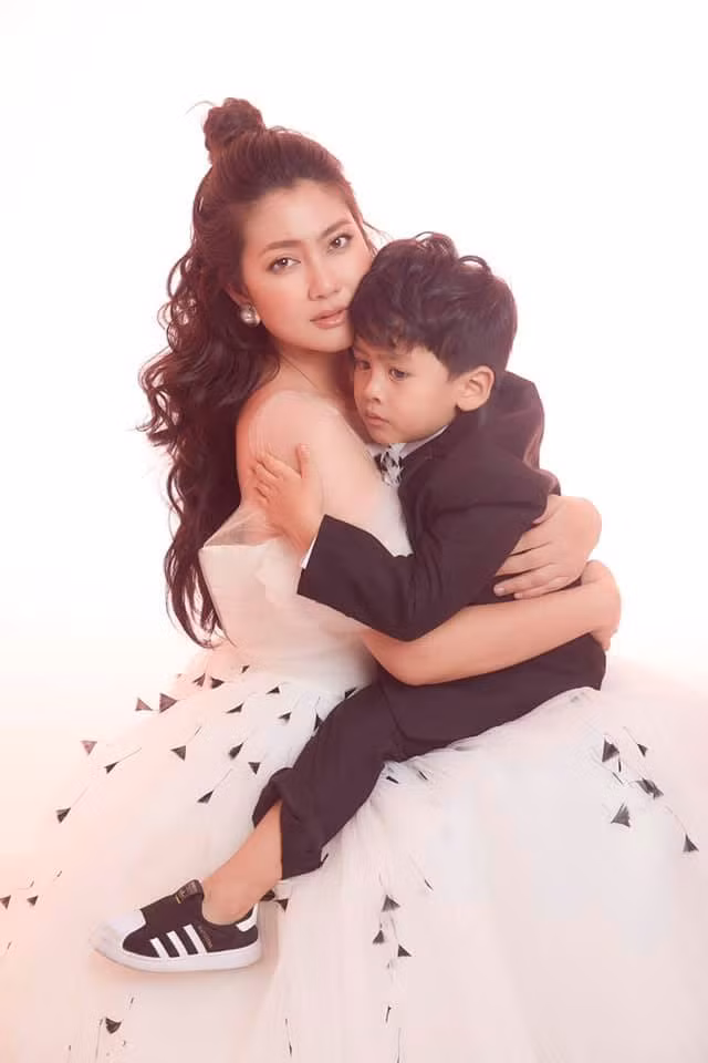 Nữ diễn viên "Mẹ rơm" chia sẻ cô sẽ không tái hôn, vì không muốn người ngoài can dự vào việc dạy dỗ con trai. (Ảnh: FBNV)