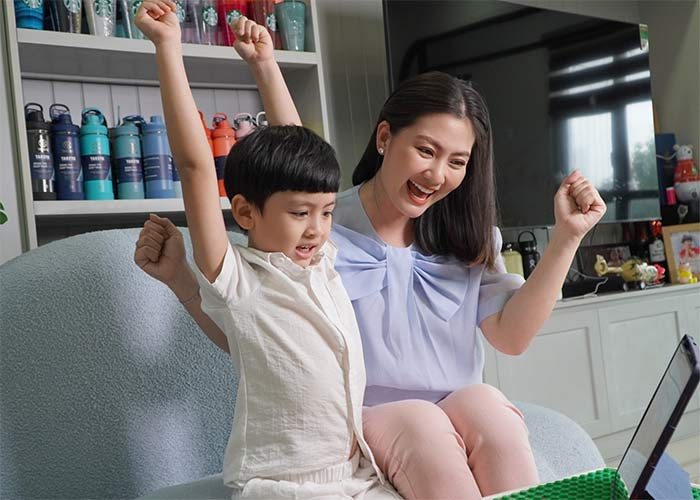 Hiện tại Ngọc Lan đang sống vô cùng hạnh phúc, vui vẻ bên con trai Louis. Thời gian rảnh rỗi, cô thường xuyên đưa con trai Louis đi du lịch, mua sắm, tận hưởng cuộc sống. (Ảnh: FBNV)