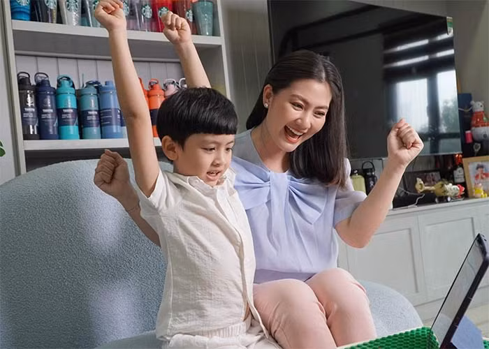 Hiện tại Ngọc Lan đang sống vô cùng hạnh phúc, vui vẻ bên con trai Louis. Thời gian rảnh rỗi, cô thường xuyên đưa con trai Louis đi du lịch, mua sắm, tận hưởng cuộc sống. (Ảnh: FBNV)