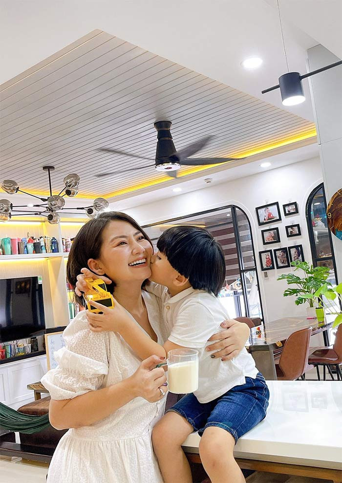 Nữ diễn viên sinh năm 1985 chia sẻ với báo Giao thông, hiện tại cô không hẹn hò với ai: "Một ngày, tôi phải đi quay phim, làm chương trình rồi lo về nhà với con, nhiều khi cũng buồn (cười lớn)". (Ảnh: FBNV)