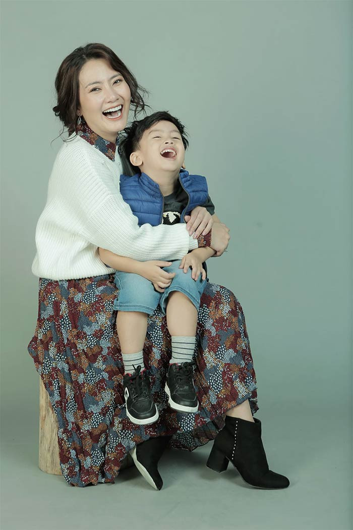 Hôn nhân với Thanh Bình đổ vỡ, Ngọc Lan nhận nuôi con trai, bé Louis. Cô dành nửa năm ở nhà để chăm sóc con trai, rèn cho con về giáo dục, sinh hoạt và cách sống tự lập. (Ảnh: FBNV)