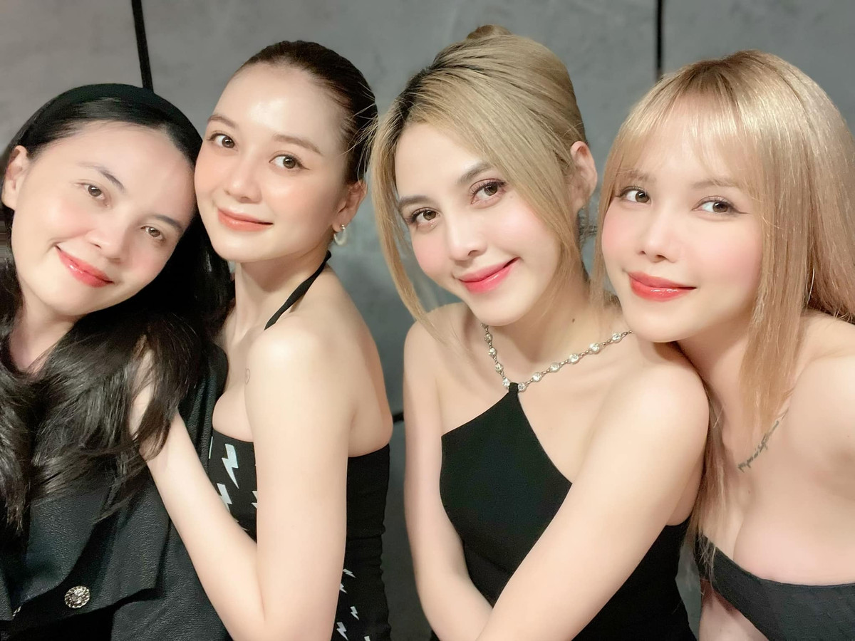 Trong số 4 ái nữ nhà họ Thiều, chỉ có Thiều Bảo Trang và Thiều Bảo Trâm gia nhập showbiz, còn chị cả Thiều Khánh Điệp và chị ba Thiều Anh Đào đều đã lập gia đình và theo sự nghiệp kinh doanh.