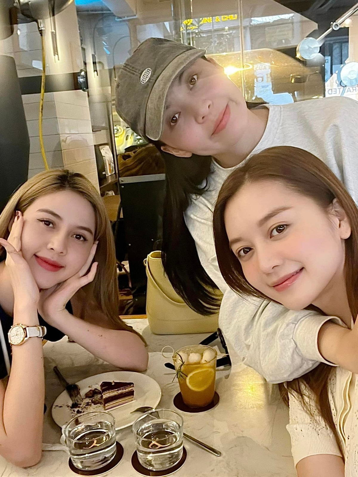 Bộ tứ nhà họ Thiều đúng chuẩn "con gái nhà người ta". Ai nấy đều xinh đẹp và quyến rũ.