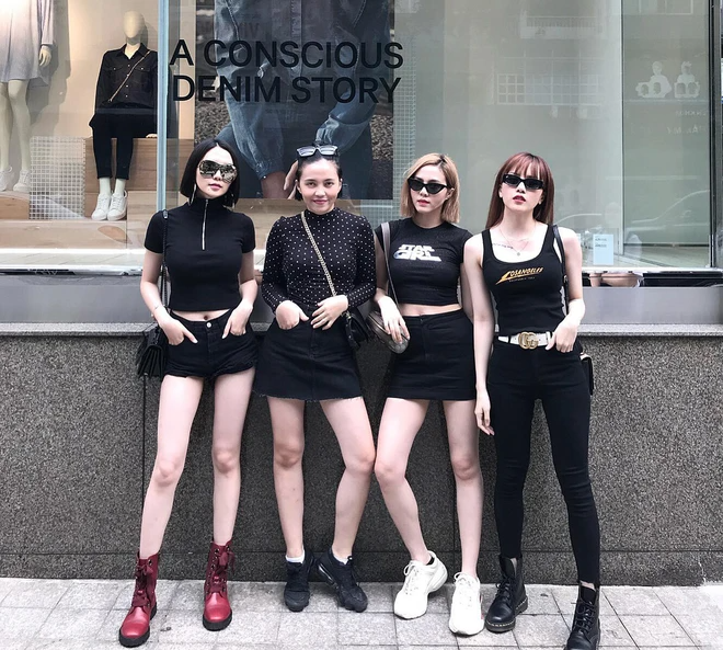 Dù có khác biệt về tuổi tác nhưng chị em nhà Thiều Bảo Trâm đều sở hữu vóc dáng gợi cảm chẳng thua kém nhau.