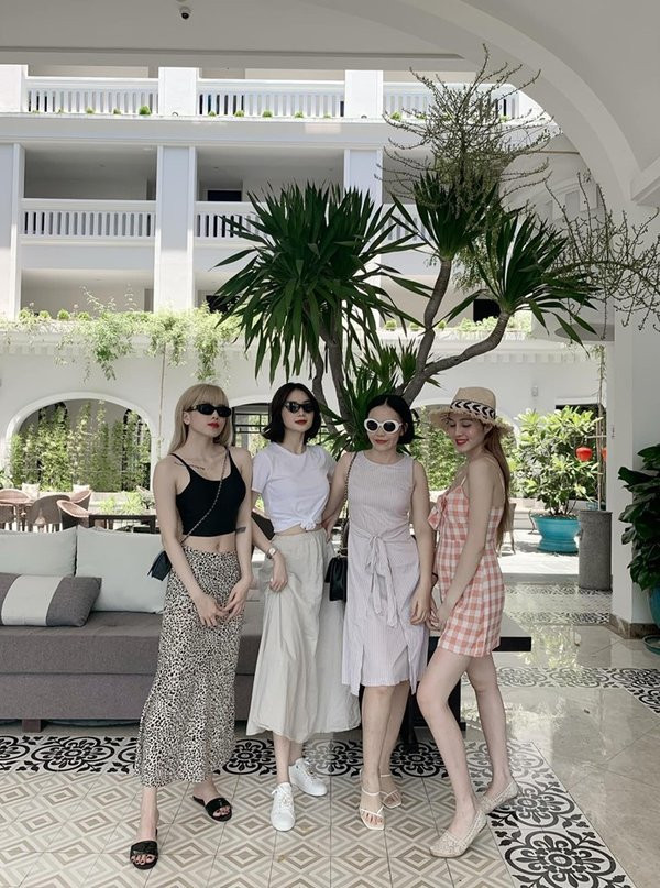 Cả 4 chị em đều được thừa hưởng chiều cao và nét đẹp của cả bố lẫn mẹ.