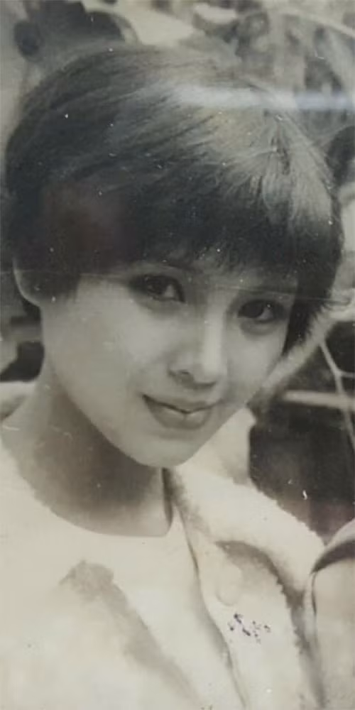 Khuôn mặt của NSND Lan Hương rất cuốn hút và đẹp từng chi tiết đặc biệt là đôi mắt và khuôn miệng.