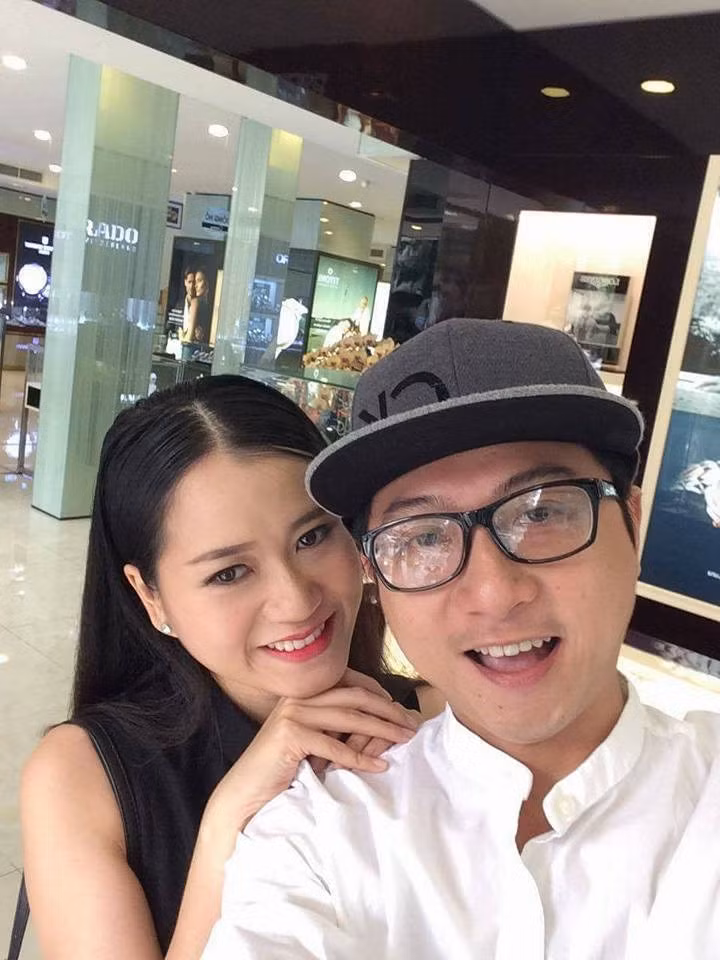 Hứa Minh Đạt và Lâm Vỹ Dạ cũng có cách xưng hô với nhau rất lầy lội. Trong một chương trình, nữ diễn viên tiết lộ, ở nhà ông xã thường gọi cô là "La Vỹ Dậm". Cô cũng hài hước gọi chồng là "anh Hứa".