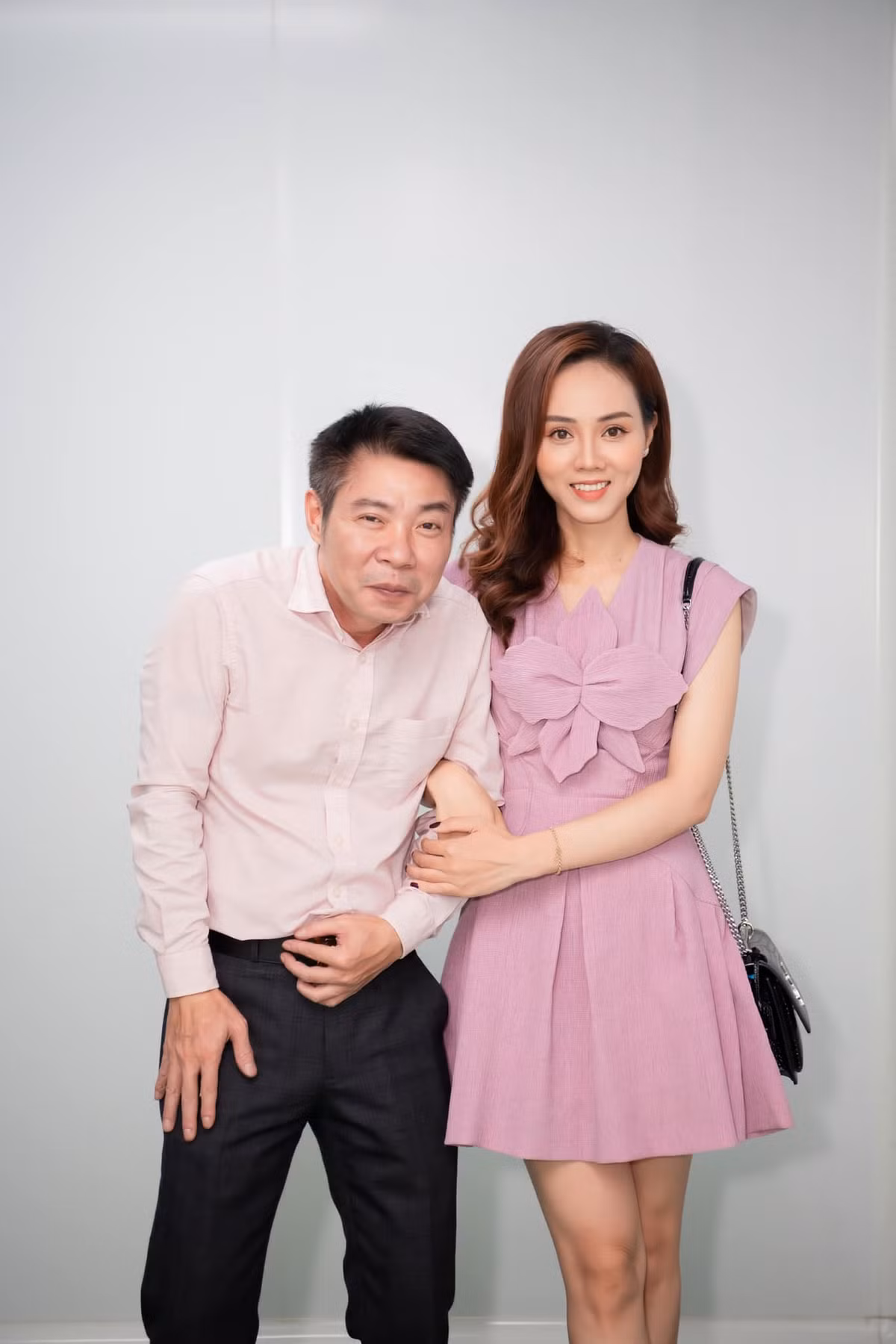 Dù hơn bà xã Ngọc Hà 15 tuổi nhưng NSND Công Lý lại được vợ trẻ gọi gọi bằng biệt danh thân thương "em bé". Ảnh: Truong Gia Huy.