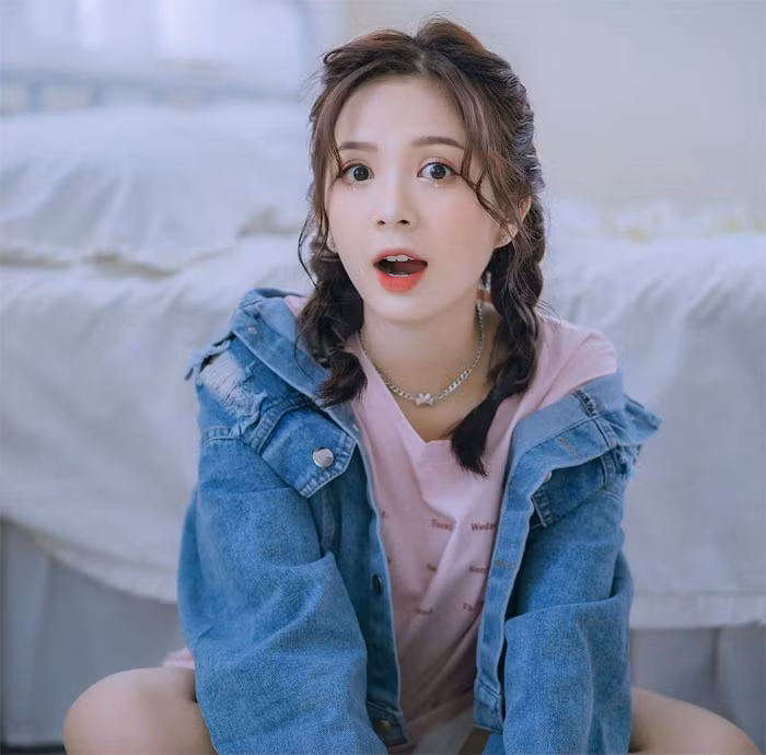 Nhìn bức ảnh này chẳng ai nghĩ Ngọc Huyền đã 25 mà nhìn cô như một cô bé tuổi teen.