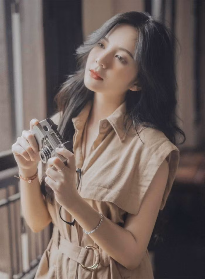 Cô gái 25 tuổi quen thuộc với khán giả qua một số bộ phim truyền hình như: "Những ngày không quên", "Mặt nạ gương", "Lối nhỏ vào đời" và mới nhất là "Gara hạnh phúc".