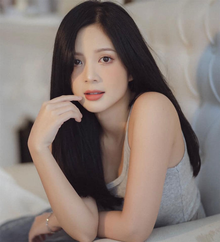 Ngọc Huyền (tên đầy đủ là Nguyễn Hoàng Ngọc Huyền) tốt nghiệp chuyên ngành Tâm lý học trường Đại học Sư phạm Hà Nội, nhưng lại bén duyên với nghiệp diễn.