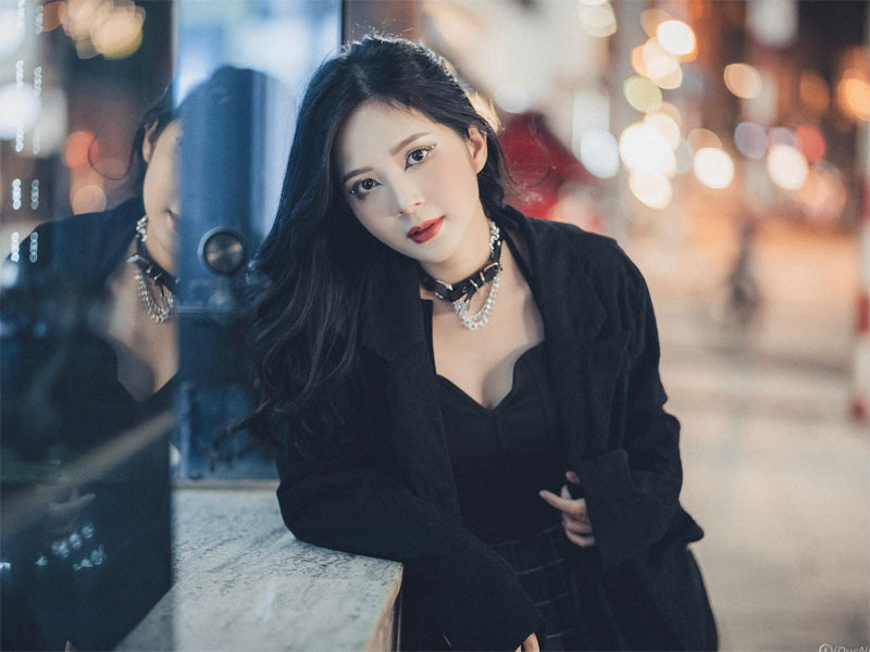 Kể cả khi mặc trang phục tối màu, già dặn, Ngọc Huyền vẫn trẻ hơn so với tuổi thực rất nhiều.