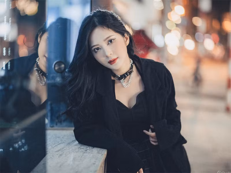 Kể cả khi mặc trang phục tối màu, già dặn, Ngọc Huyền vẫn trẻ hơn so với tuổi thực rất nhiều.