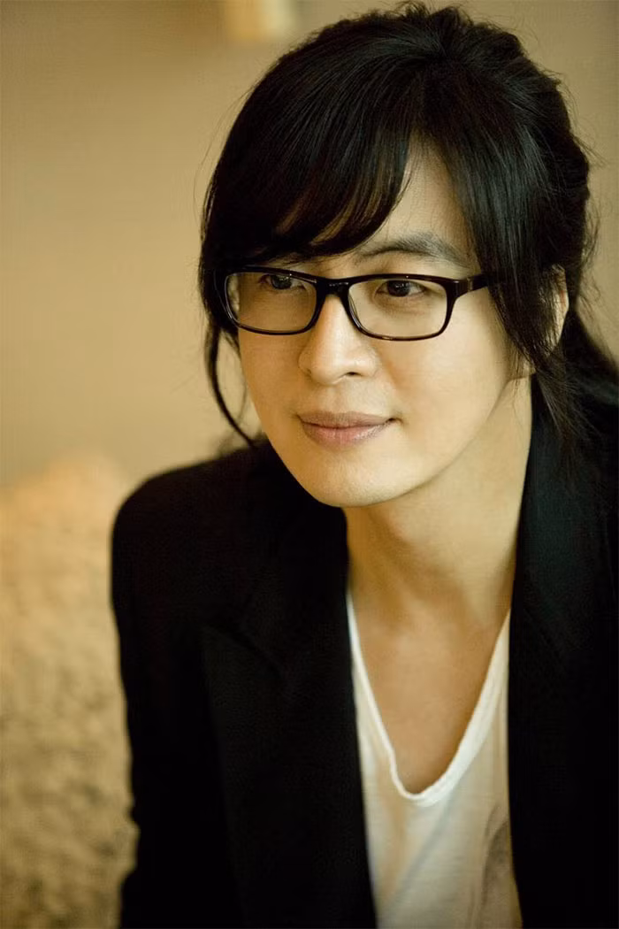Thực tế, Bae Yong Joon đã không còn tham gia diễn xuất hơn 10 năm nay. Tuy chưa bao giờ chính thức thông báo việc mình giải nghệ nhưng một số tờ báo xứ Hàn cho rằng việc website chính thức của nam tài tử không hoạt động nữa là một phần trong quá trình rời bỏ showbiz của nam nghệ sĩ. (Ảnh: Allkpop)