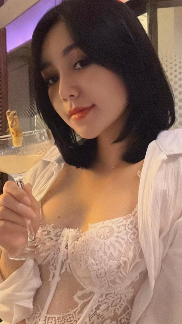 Mặc áo corset ren trắng kết hợp với áo sơ mi, nữ diễn viên 27 tuổi khoe vẻ đẹp căng tràn, quyến rũ.