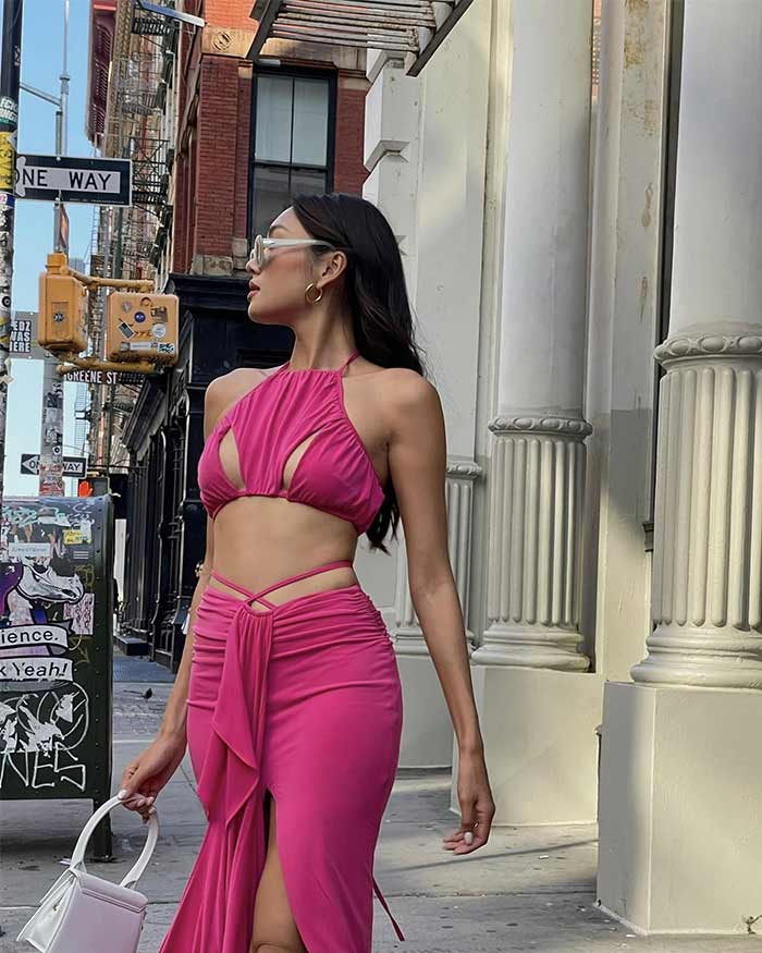 Lê Thảo Nhi tự tin sải bước trên đường phố New York với bộ váy hồng.