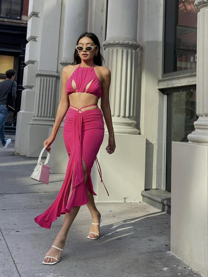 Bộ váy hồng sexy giúp người đẹp 27 tuổi khoe body nhờ những phần cut out đẹp mắt