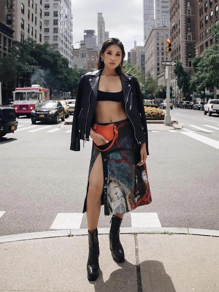 Áo da khoác bên ngoài bra top, Thảo Nhi khoe trọn vòng hai săn chắc, thon gọn.