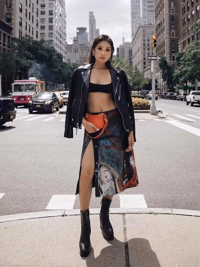 Áo da khoác bên ngoài bra top, Thảo Nhi khoe trọn vòng hai săn chắc, thon gọn.