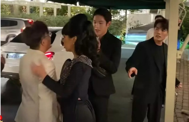 Thậm chí sau buổi tiệc, cặp đôi tin đồn còn đi cùng một hướng, vướng nghi vấn đi chung xe. Ảnh: Bí mật Vbiz.