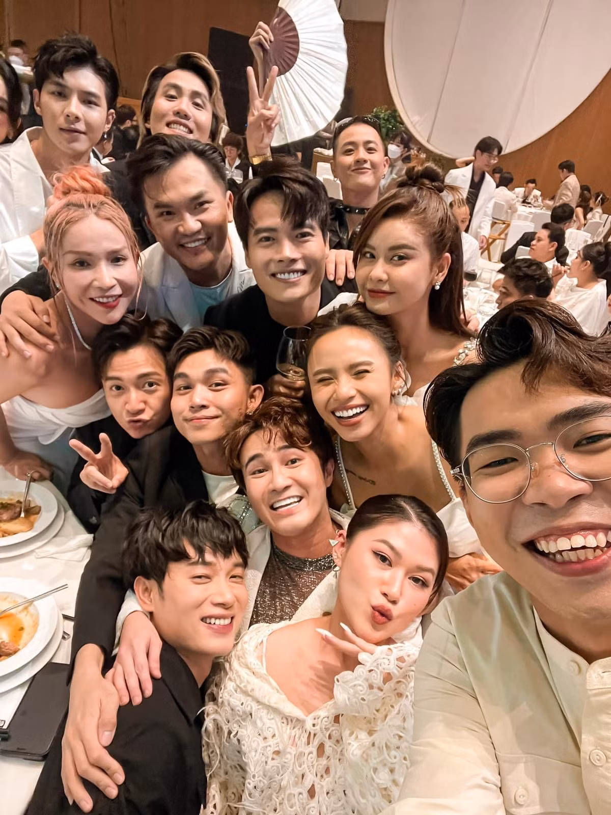 Netizen còn tinh ý nhận ra Đại Nghĩa có cử chỉ thân mật khoác vai "tình tin đồn" một thời.