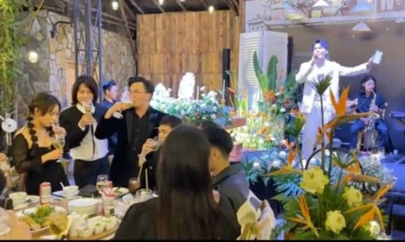 Đông đảo fan cho rằng động thái mới nhất cả nam MC như ngầm đập tan tin đồn "rạn nứt" của cả hai trước đó. Ảnh: FB diễn viên Anh Tú.