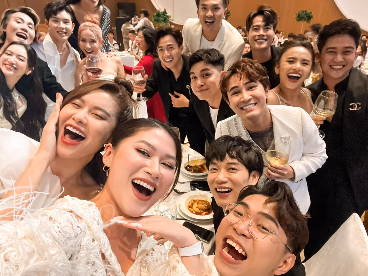  Đại Nghĩa - Võ Tấn Phát đứng cạnh nhau trong khoảnh khắc chụp chung cùng đồng nghiệp.