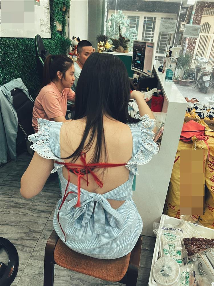 Không chỉ tự "dìm hàng" mình, Huy Khánh cũng khiến bà xã xinh đẹp Mạc Anh Thư trở thành "nạn nhân" trong những bức ảnh hài hước. "Tôi đã mém cười ra nước mắt với bức ảnh này. Cô ấy là ai vậy, đây là thời trang hay vì thời cuộc? Nghe đồn thôi nha, đây là bà chủ đang live bán hàng đó. Mọi người mua ủng hộ bả nha", nam diễn viên "bóc phốt" bức ảnh hậu trường của vợ.