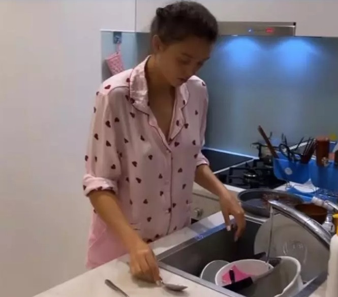 Vợ Tây của Bùi Tiến Dũng vẫn được khen ngợi về nhan sắc bất chấp khoảnh khắc bị "dìm hàng".