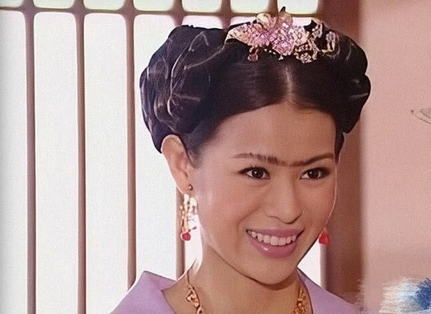 Tạo hình với cặp lông mày dài dằng dặc của Hồ Hạnh Nhi trong phim cũng khiến nhiều người "ngã ngửa".