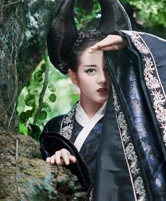 Địch Lệ Nhiệt Ba hóa "mỹ nhân mọc sừng" trong "Nghìn lẻ một đêm". Ảnh: Sina.