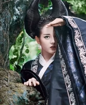 Địch Lệ Nhiệt Ba hóa "mỹ nhân mọc sừng" trong "Nghìn lẻ một đêm". Ảnh: Sina.