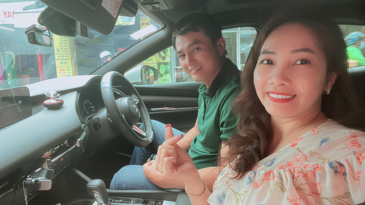 Dù bận rộn với công việc nhưng vài năm trở lại đây, nam diễn viên còn hỗ trợ vợ kinh doanh, không ngại soạn hàng, làm shipper.